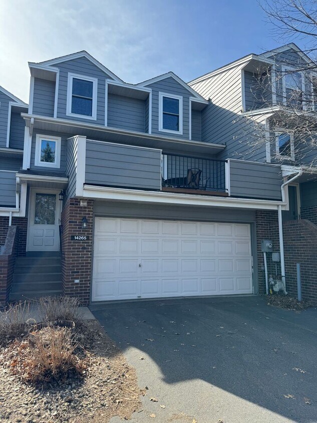 Foto principal - 2 Bed/1.5 Bath Updated Townhouse- Great Lo...