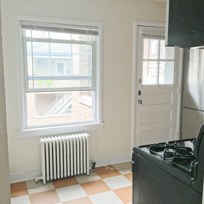 Building Photo - First Floor 1 Bedroom in Superb Evanston L...