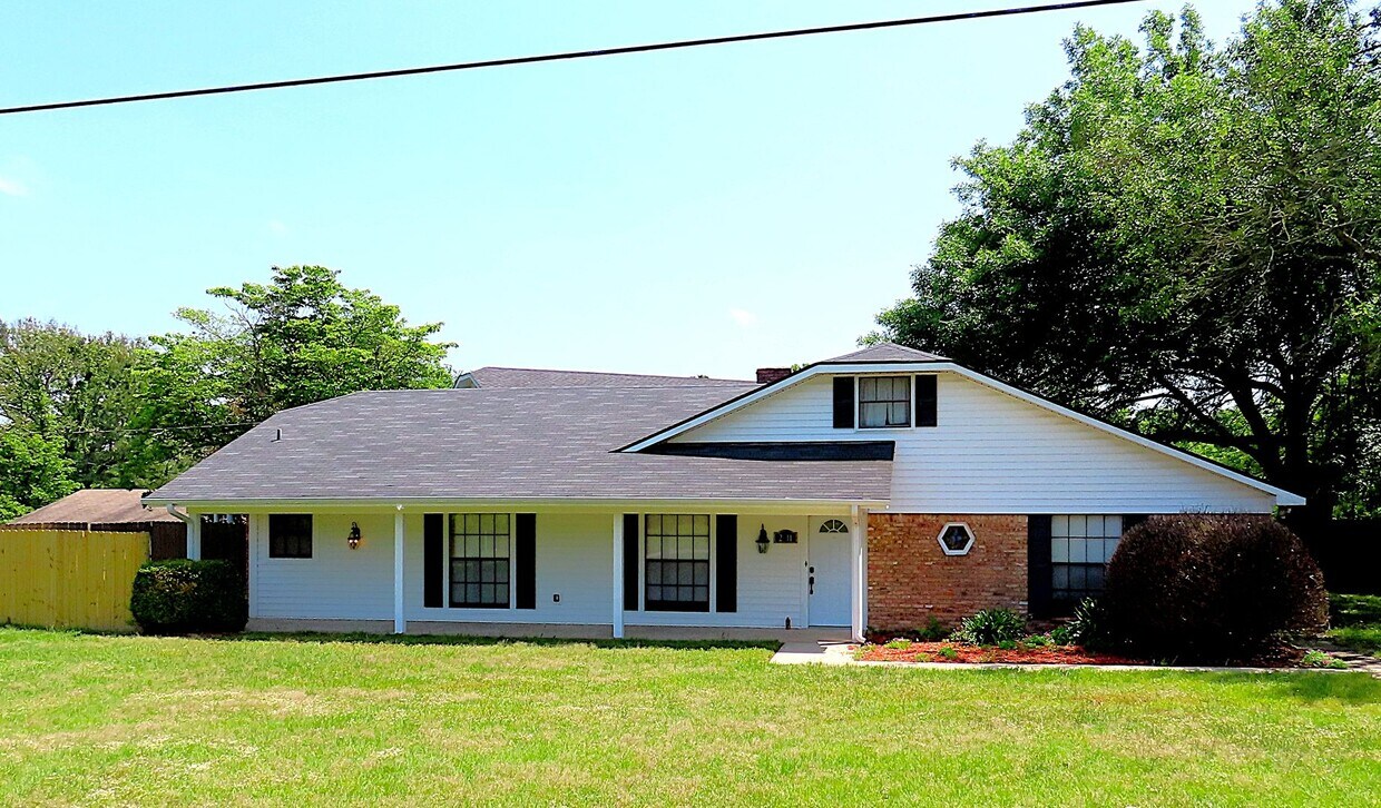 Primary Photo - Lawn Care Included! Lovely 3 Bedroom, 2 Ba...