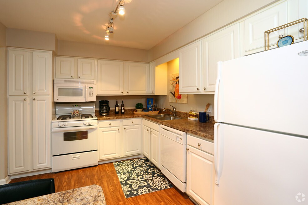 Algonquin Square Apartment Homes Rentals Algonquin, IL