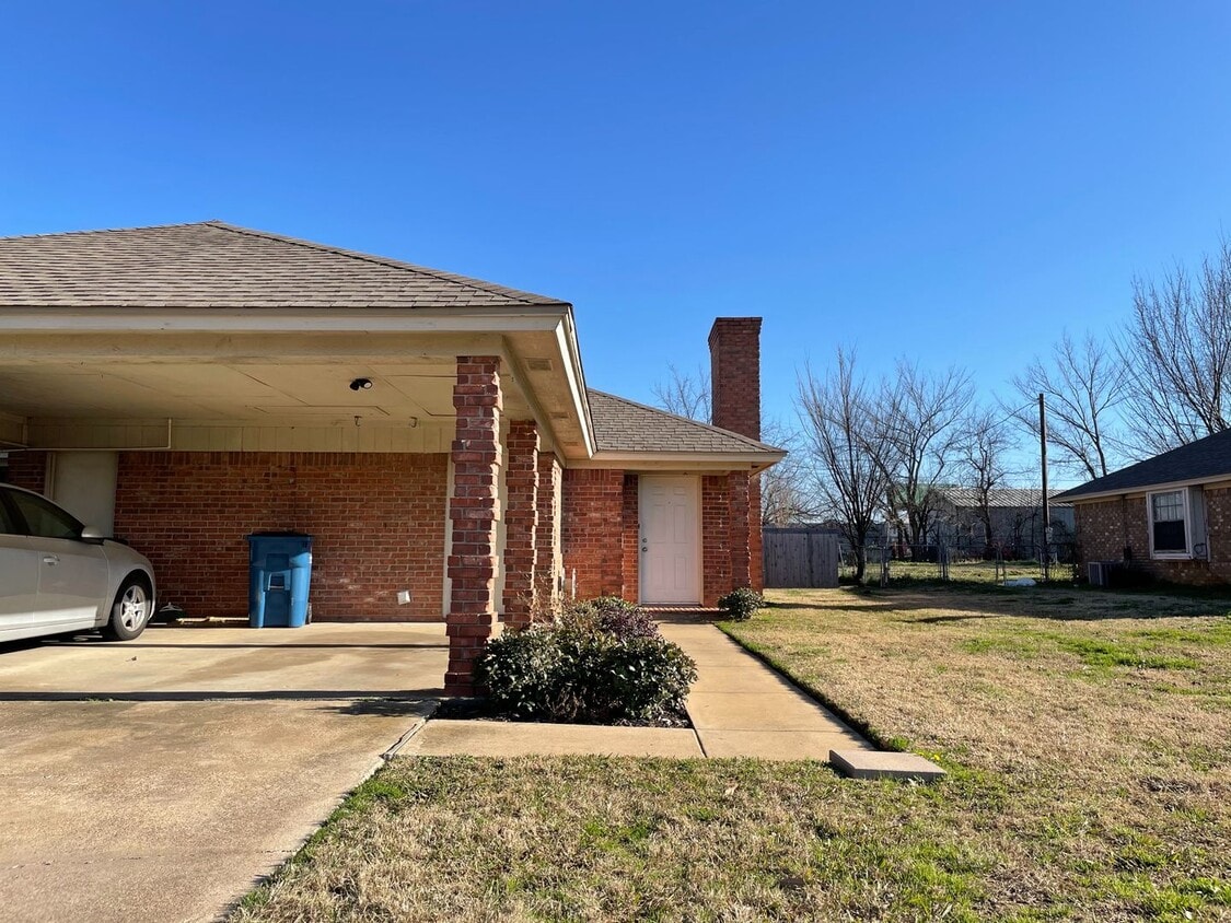 Foto principal - Big lot- Cute 2/1 duplex! Burleson