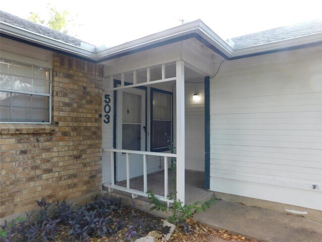 Foto del edificio - 501-503 Willowbend Cove