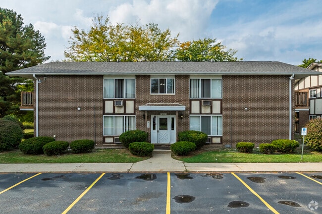 Building Photo - Country Squire Apartments