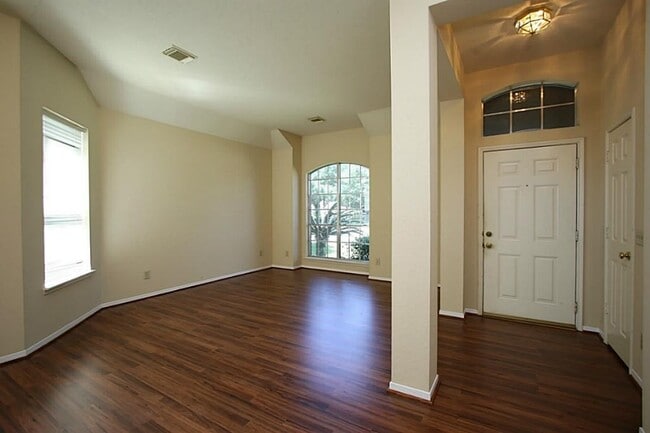 Building Photo - 9815 N Villa Dr