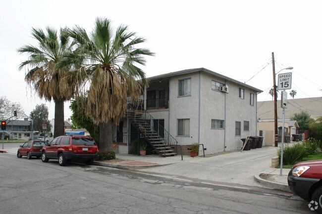 Foto del edificio - 4 Unit  Apts + 1 Commercial Unit