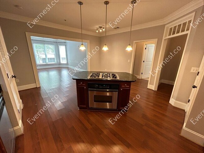 Building Photo - 828 Highland Ln NE