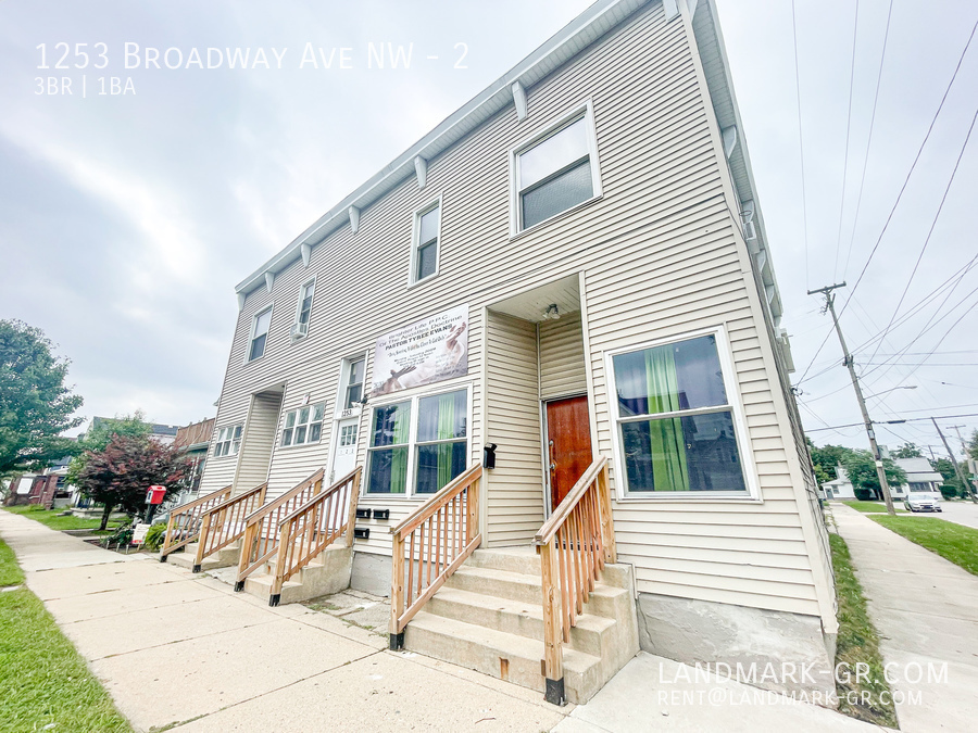 Primary Photo - AVAILABLE NOW 3 BED/1 Bath - Modern design...