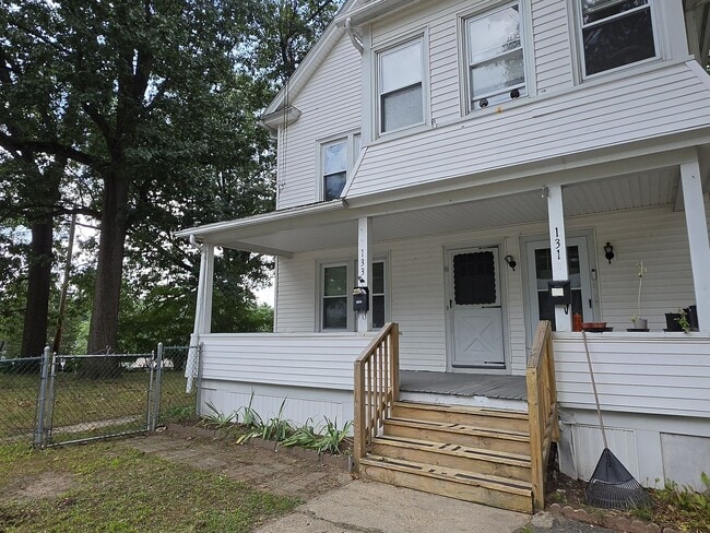 Building Photo - 131 College St