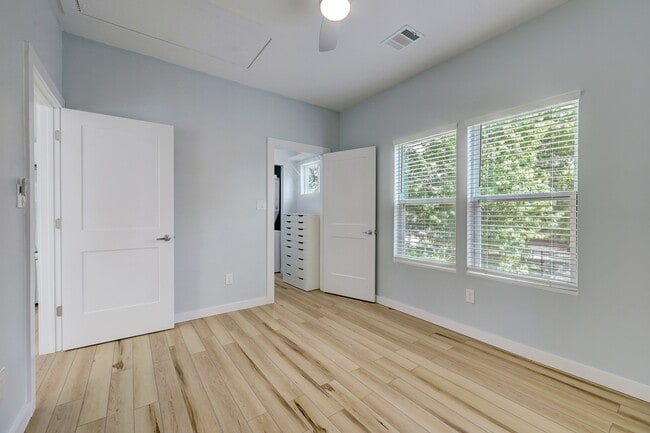 Building Photo - 113 E 25th St