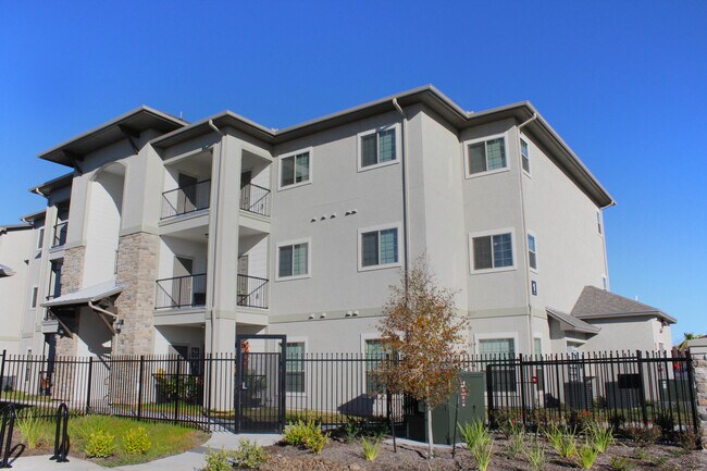 Building Photo - 14838 Northwest Blvd