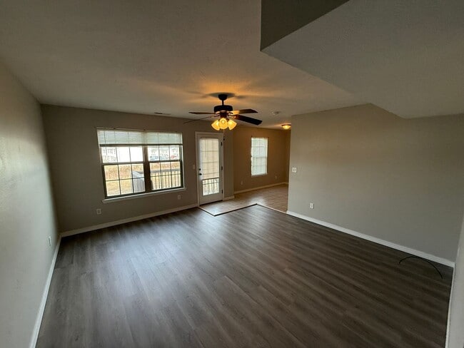 Building Photo - 3363 S Hillcrest Ave