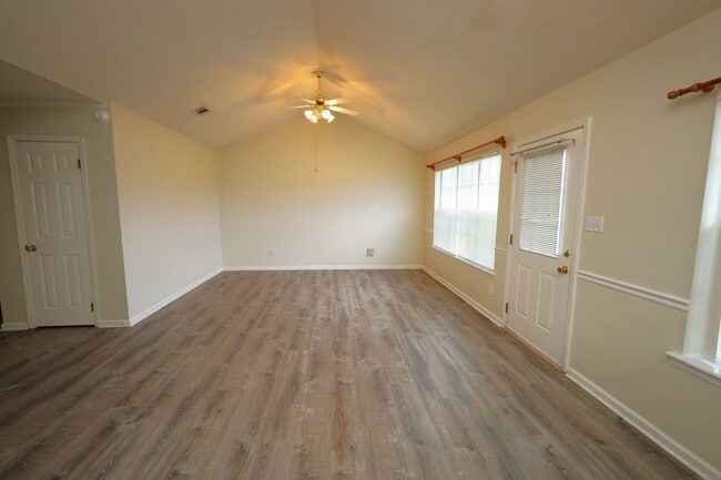 Foto del edificio - 4200 Shadowwood Dr