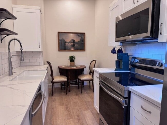 Building Photo - Beautiful Fully Furnished Studio Apartment with Long Range Views