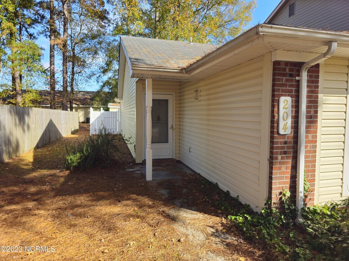 204 Bracken Pl, Jacksonville, NC 28540 Townhome Rentals in