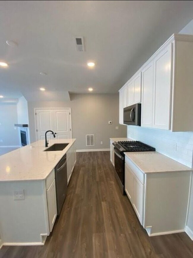Foto del edificio - 4810 Airlake Dr