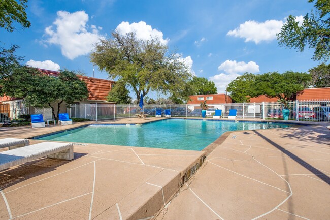 Date un refrescante chapuzón en la cristalina piscina, perfecta para los días soleados. - Tucasa Townhomes