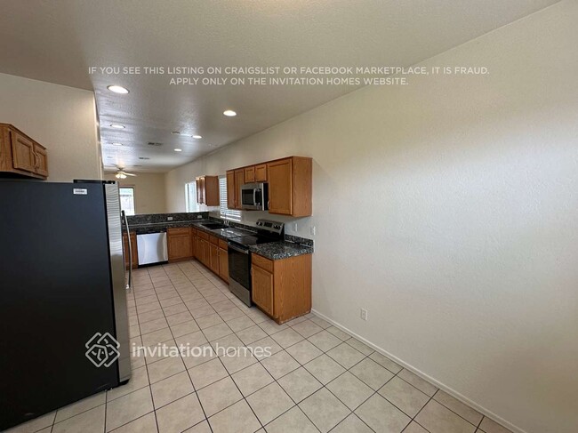 Building Photo - 2213 W Carolina Dr