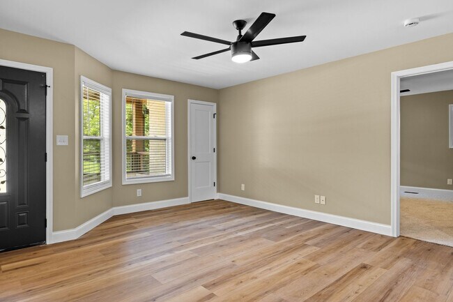 Building Photo - Maryville 37804 - 100% Newly Renovated, 3 ...