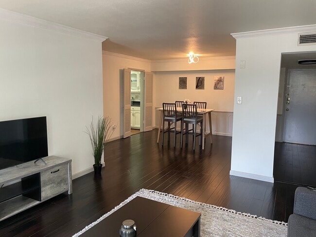 Photo - 361 N Post Oak Ln (Houston, TX) Apartment