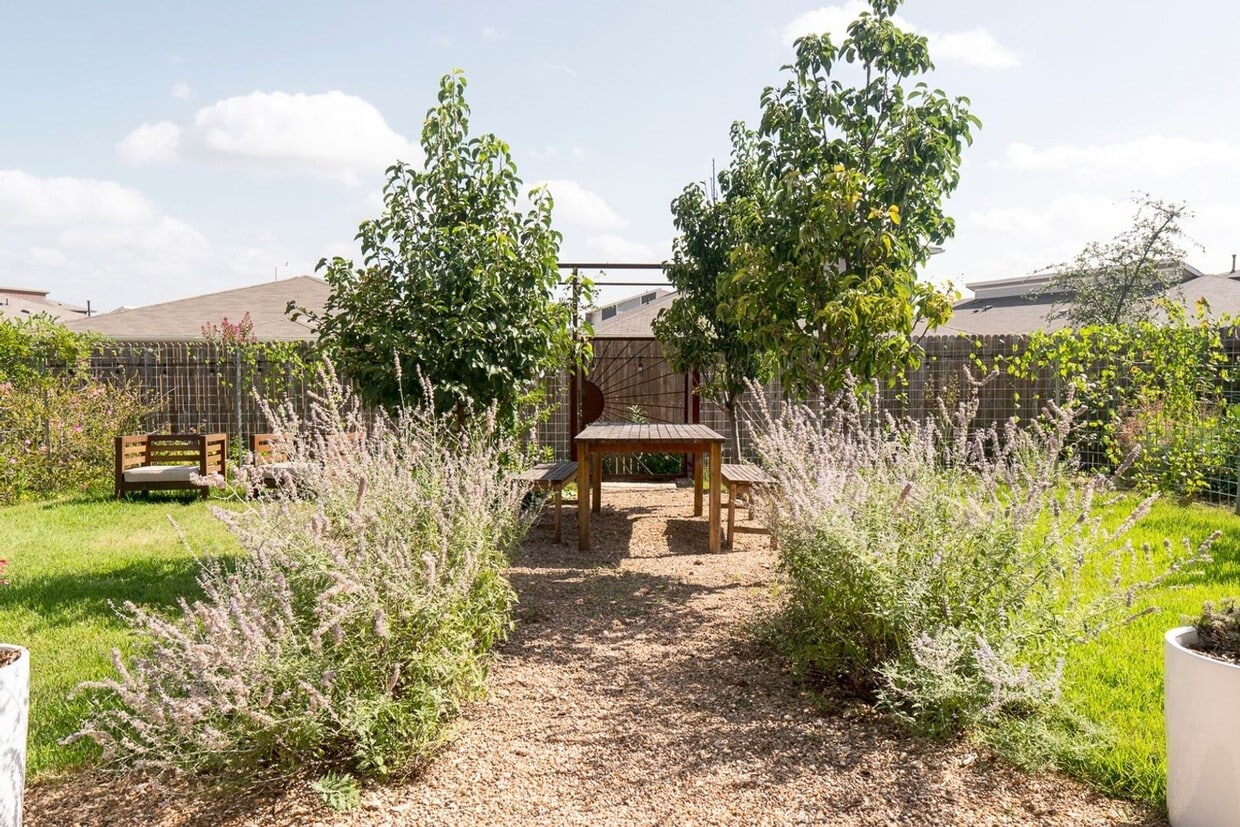 Foto principal - 7716 Jacobean WY