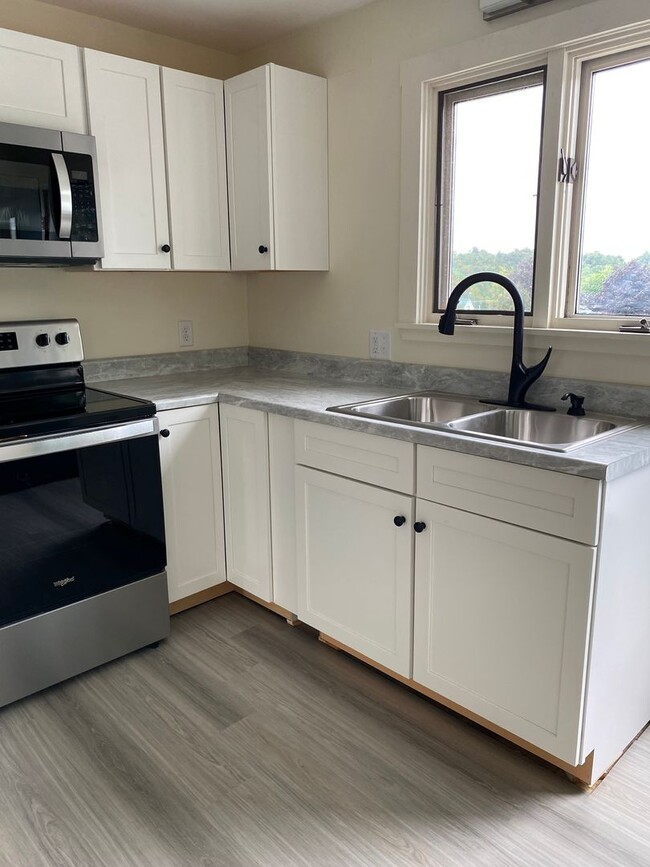 Building Photo - Totally Renovated 2 Bedroom in the heart o...