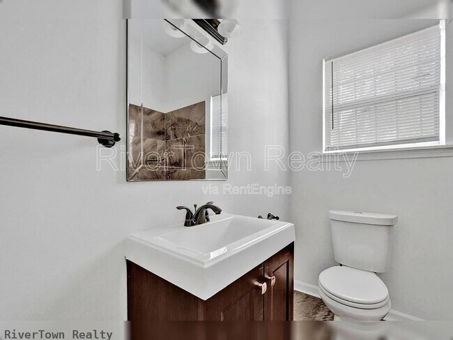 Building Photo - 439 Simpson Ave