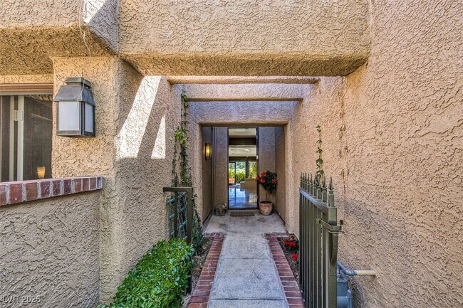 Foto del edificio - 7277 Mission Hills Dr