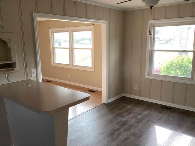 Building Photo - 211 S Baird Ln