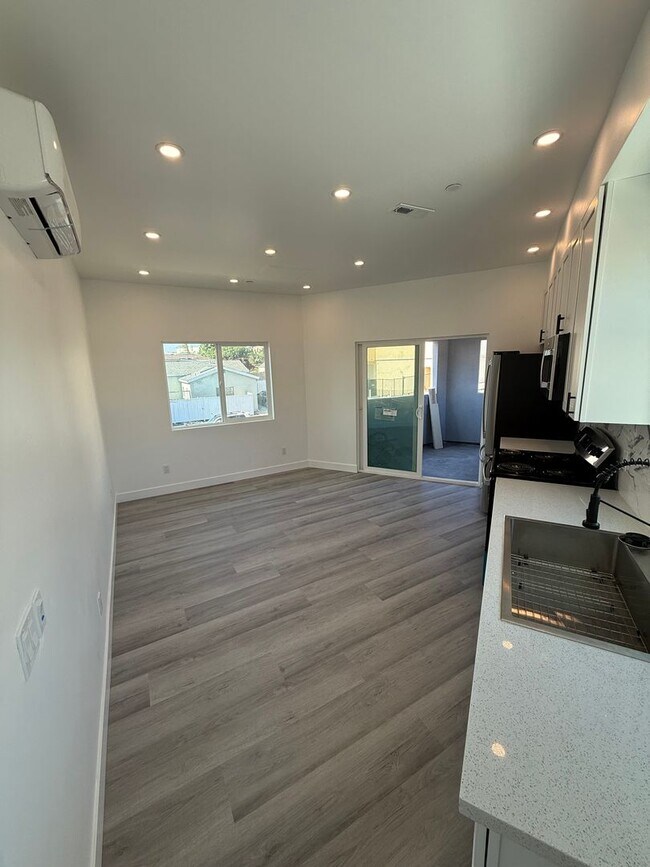 Building Photo - College Ave Triplex