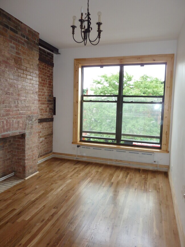 Building Photo - 1115 Manhattan Ave