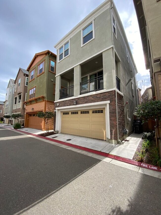 Foto del edificio - Move in Ready Townhome Near Downtown Liver...