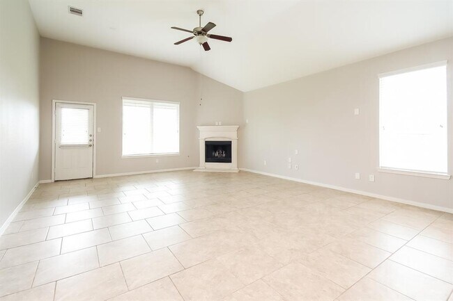 Foto del edificio - 3003 Forest Creek Dr