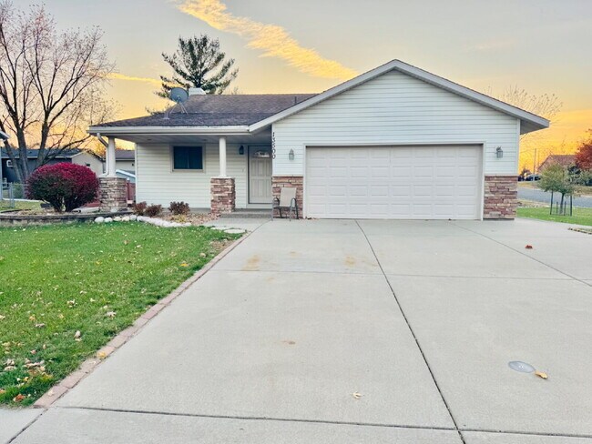 Foto del edificio - "Charming 4-Bedroom Home with Granite Elegance & Hardwood Warmth in Savage!"