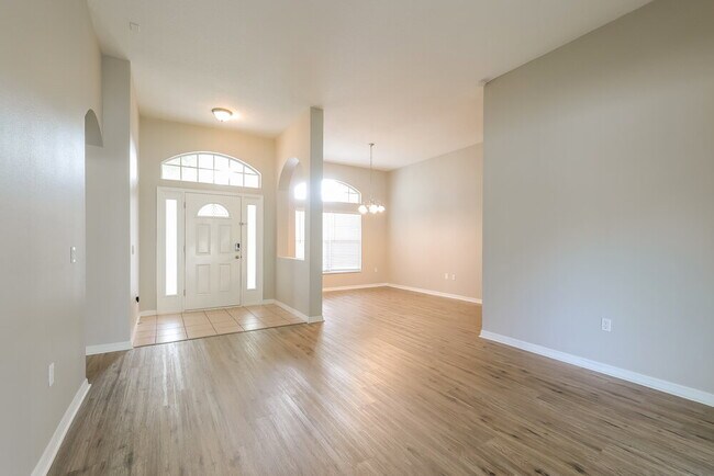 Building Photo - 2417 Huron Cir