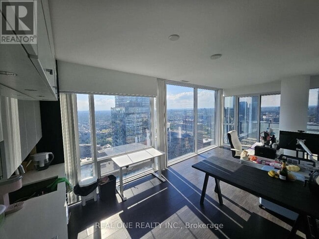 Building Photo - 15 Grenville St