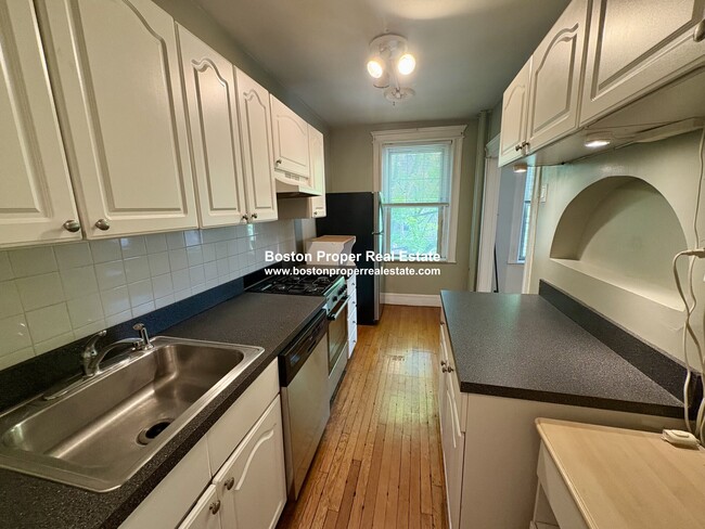 Building Photo - 118 Riverway St