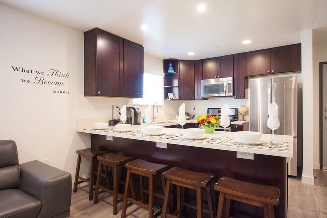 Foto del edificio - 644 N Harvard Blvd