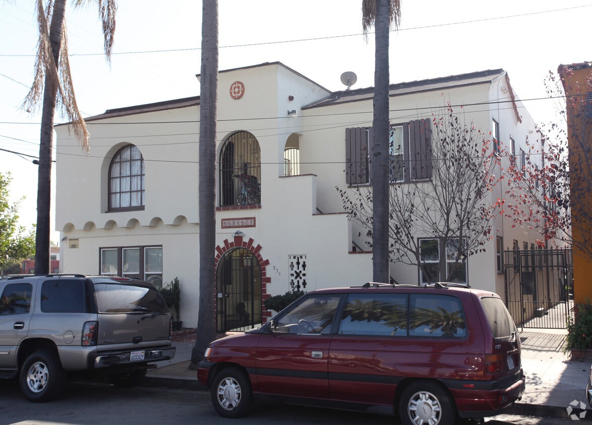 Building Photo - 830 E 5th St