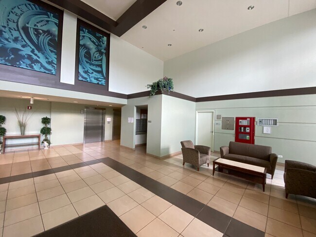 Lobby - 100 N Hermitage Ave