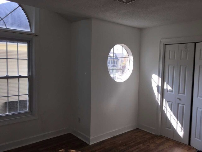 Building Photo - 410 Cambridge Cmns