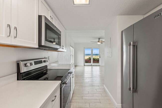 Building Photo - Beachside 2 Bedroom Condo with Ocean Views!