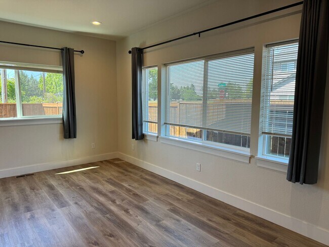 Building Photo - 3 bedroom 2.5 bathroom Townhouse!