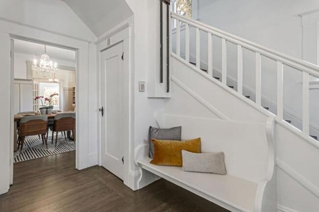 Building Photo - Charming Victorian Rental in Prime Redwood...