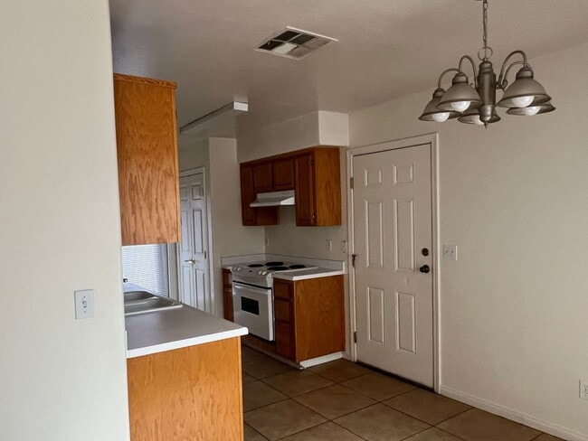 Building Photo - APARTMENT