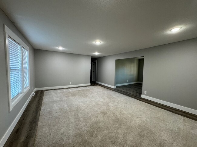 Building Photo - Location, Location, Location - 3 Bedroom H...