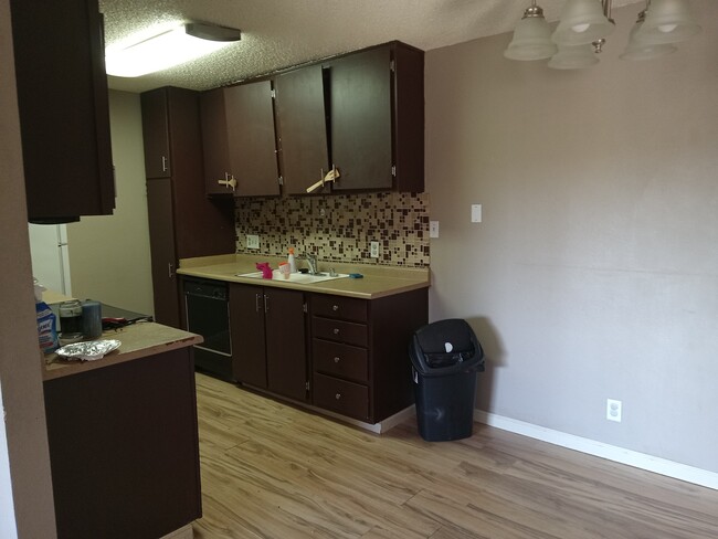 Building Photo - 1221 N Peach Ave
