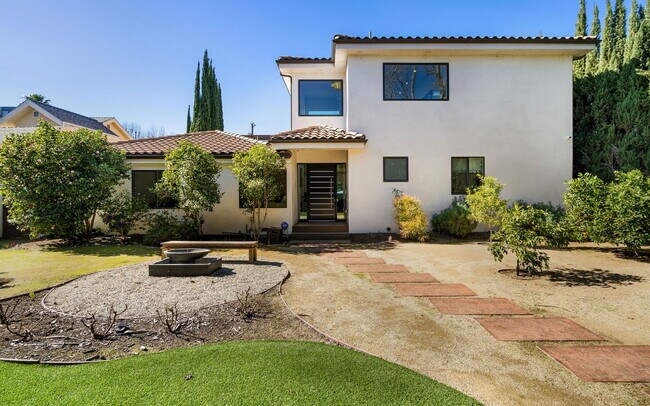 Building Photo - 5541 Matilija Ave
