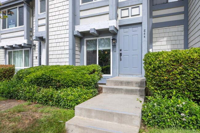 Foto del edificio - 844 Bluebell Ct