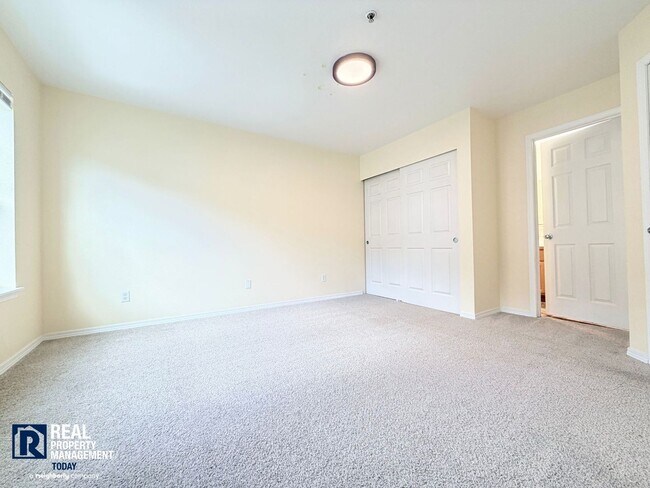 Foto del edificio - Spacious 4-Bedroom Townhome in Alicia Meadows | Garage, Patio & Pet Friendly