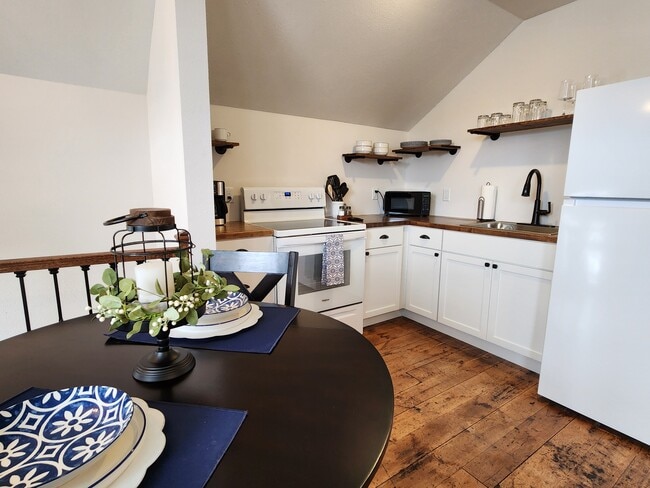 Carriage House Kitchen/Dining - Summer Street Apartments